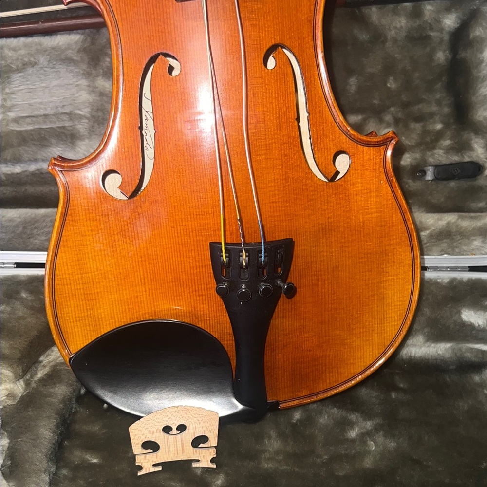 Elegant Brown 2004 Yamaha V7 size 4/4 Violin with Case - Picture 3 of 8